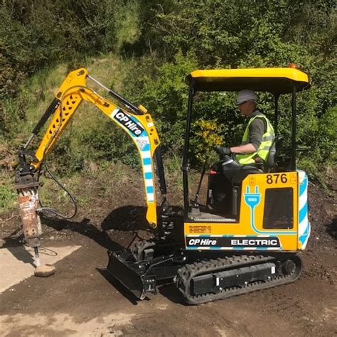 mini digger hire noosa